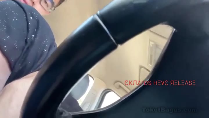 Ibu guru mesum dalam mobil