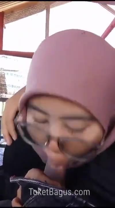 Ngulum peler pacar ditempat umum