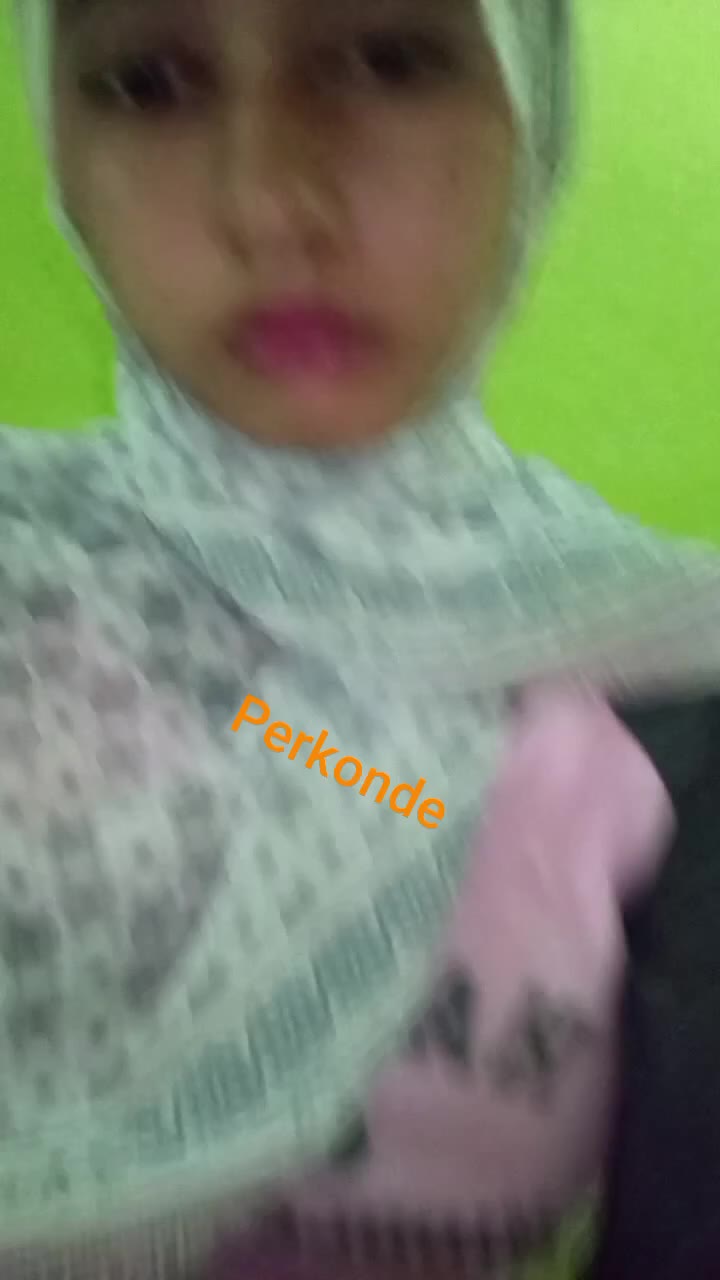Nay Sarah 01 jilbab tobrut ngocok memek