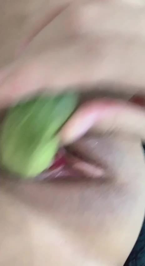 Colok memek pink pakek timun