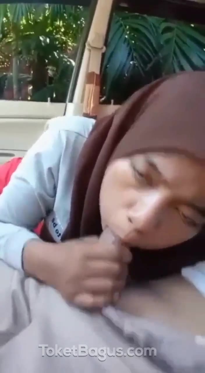 Jilbab coklat ngulum di mobil