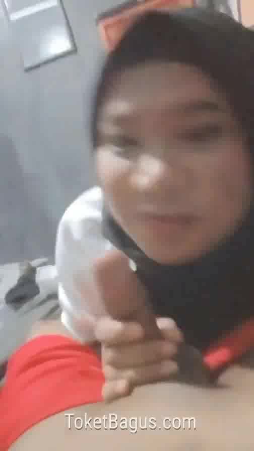 Sepong otong punya adik muncrat dimulut