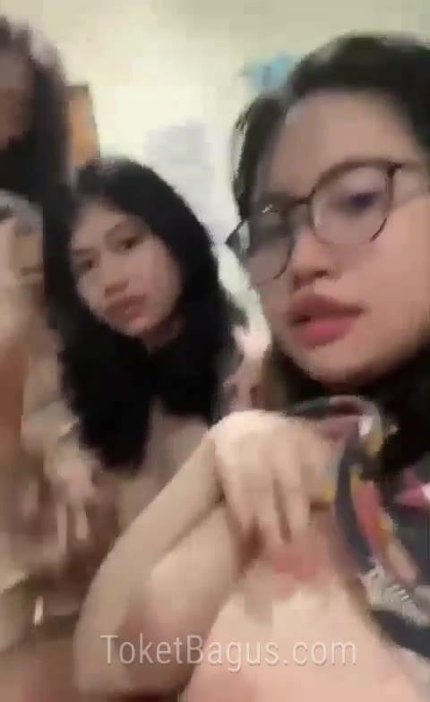 3 Sekawan Pamer Toket